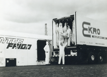 170908 Afbeelding van het overladen van kalfsvlees van een koelwagen van Interfrigo naar een vrachtauto.